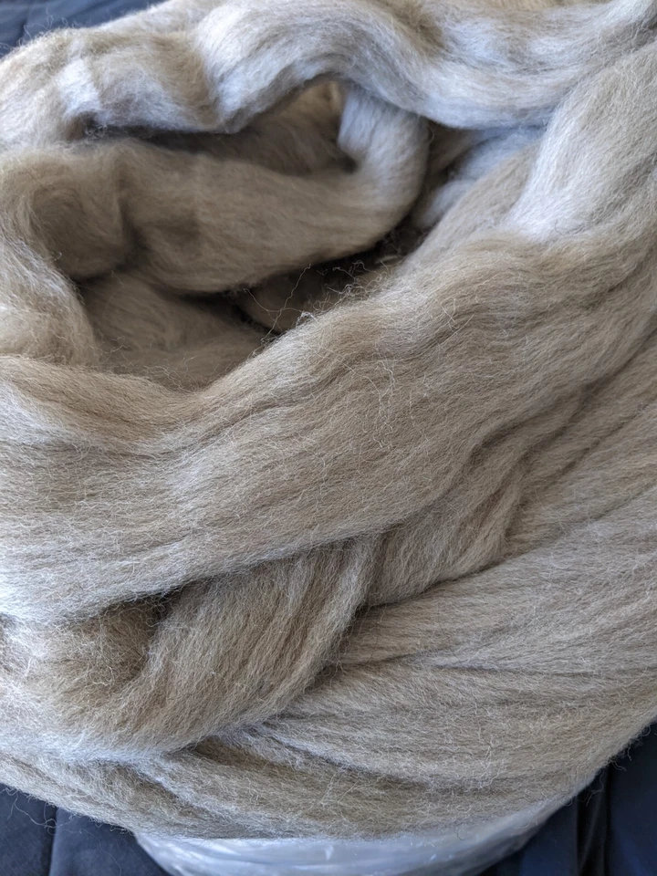 22lb wholesale gray wool roving bulk un dyed spinning,Felting,Chunky yarn,jumbo - Image 2 of 4
