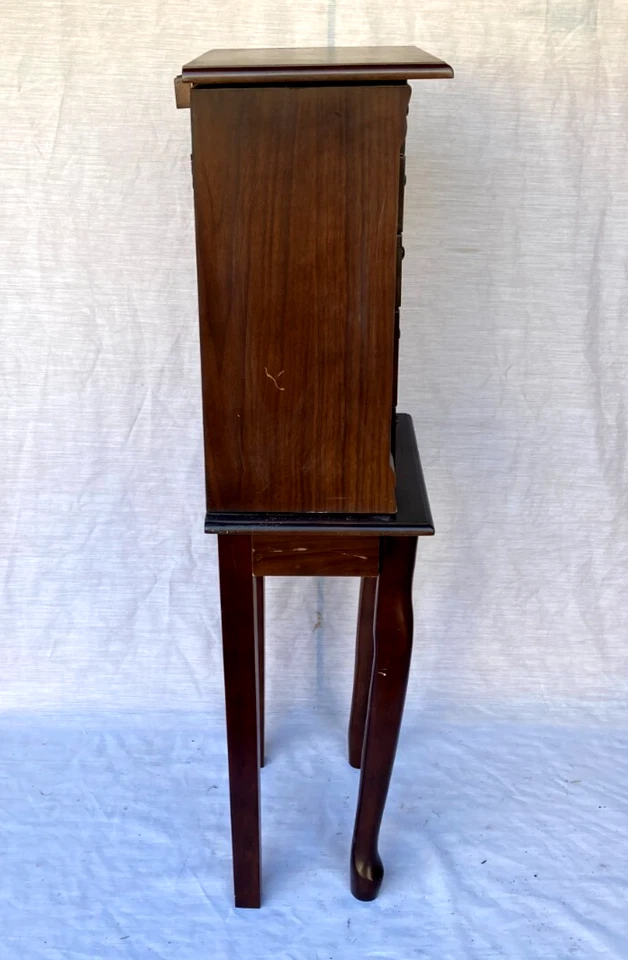 Armario de joyería estilo reina Ana de madera vintage - compartimentos forrados para joyería Foto 3 de 4