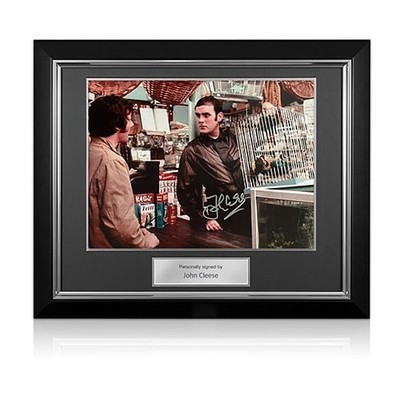 Monty Python Foto signiert von John Cleese. Deluxe-Rahmen