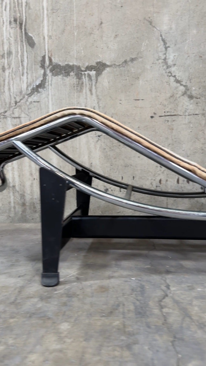Cassina LC4 Chaise Lounge Le Corbusier Cowhide Chaise Longue