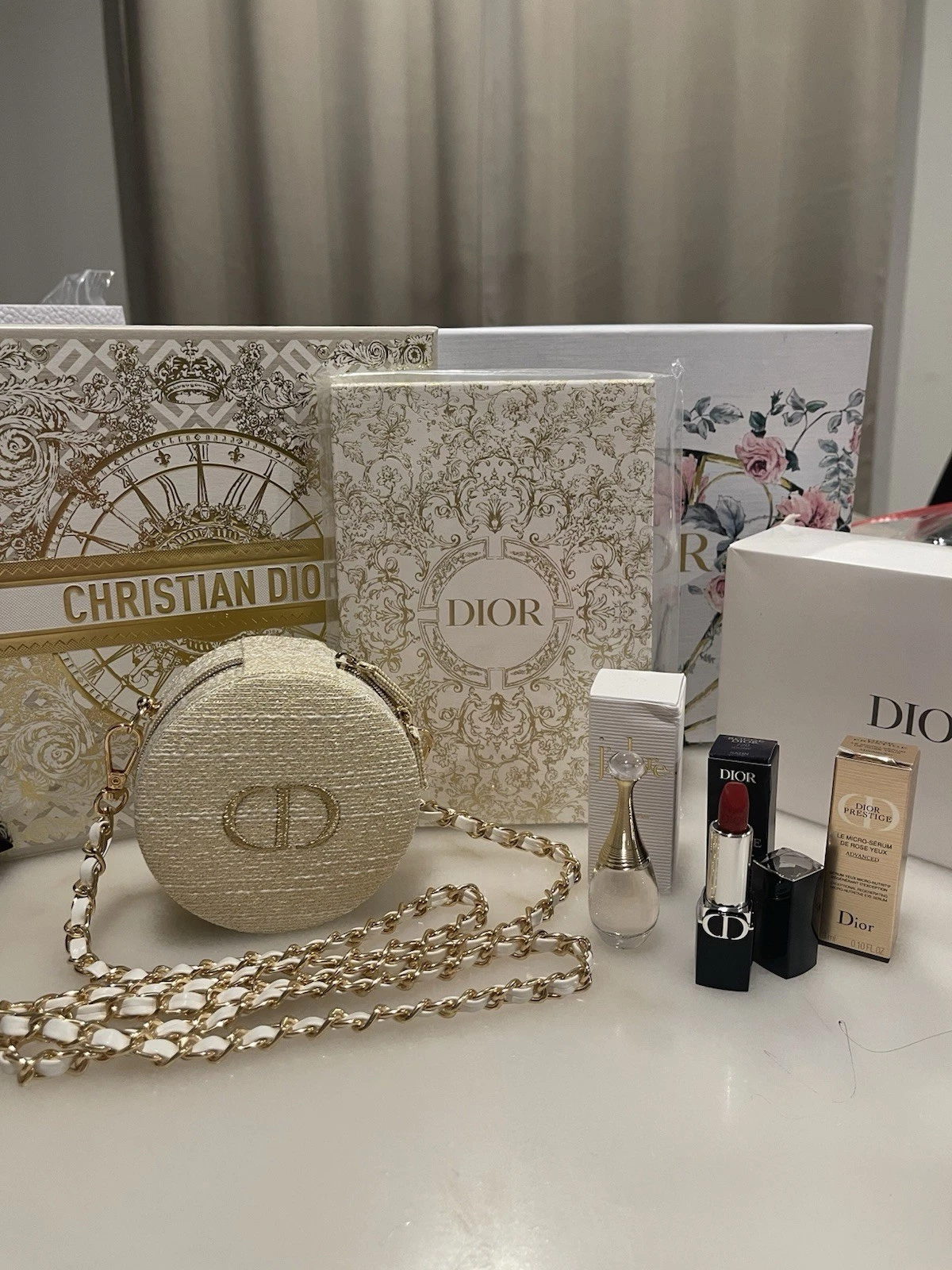 Bijou rond Dior pochette de voyage trousse sac cosmétique et coffret cadeau parfum Dior