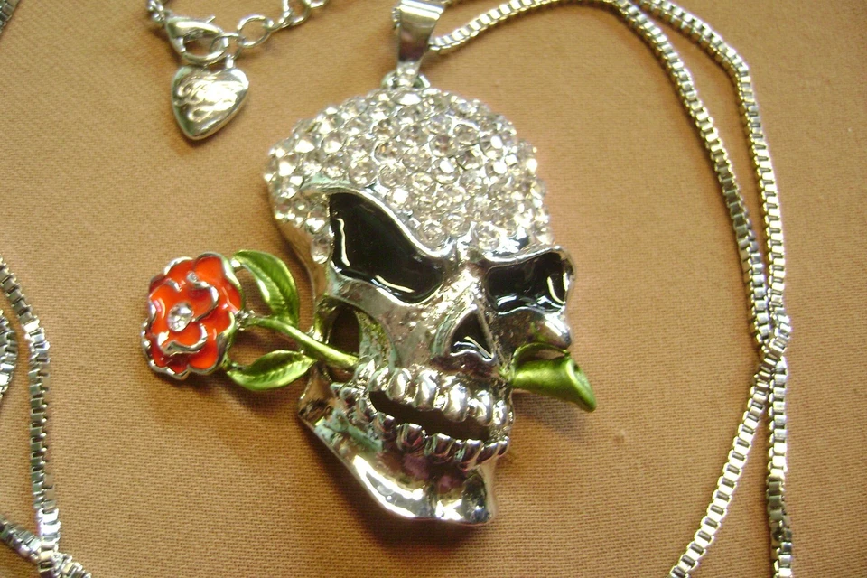 NUEVO CON ETIQUETAS - COLLAR BETSEY JOHNSON CALAVERA CRISTAL Y TONO PLATA ROSA - VENDEDOR DE EE. UU. Foto 3 de 4
