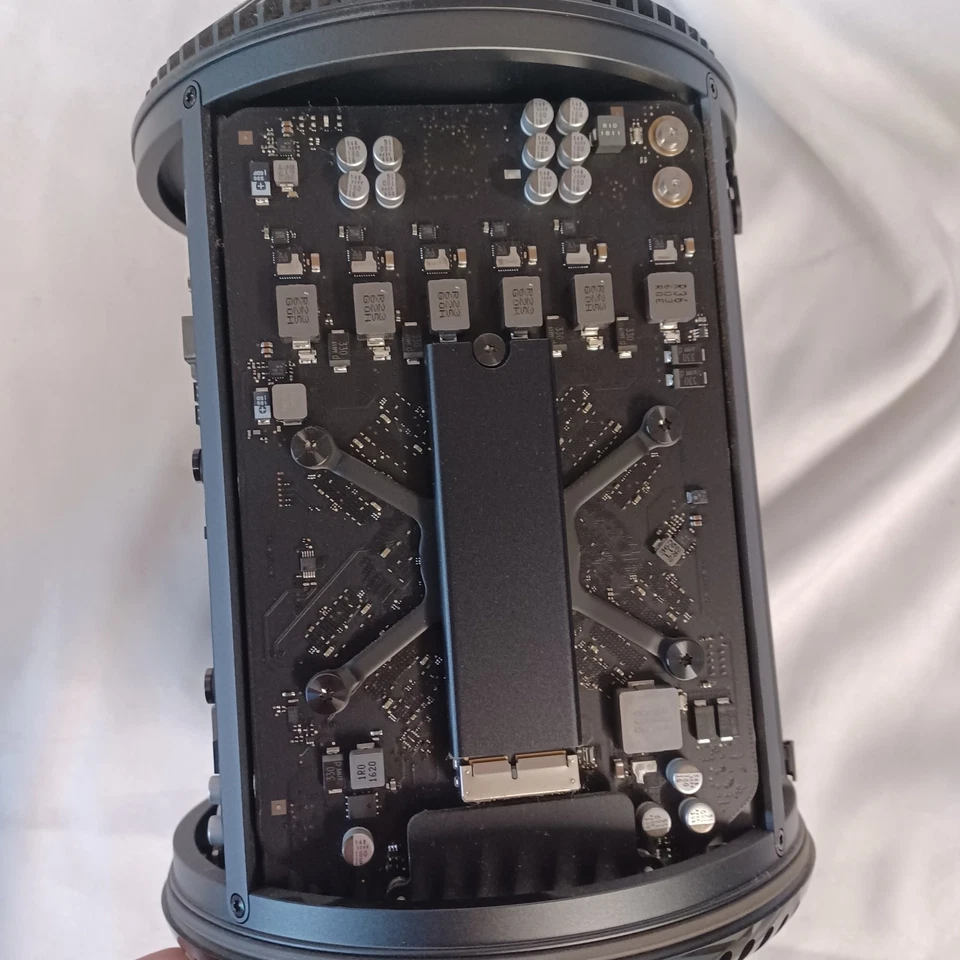 Apple Mac Pro "Quad Core" 3.7 (Late 2013) 6,1 Intel Xeon E5 12GB RAM 250GB Drive - Image 4 of 4