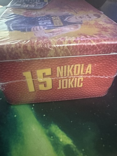 Paquete de lata de lonchera Panini Nikola Jokic 2024 Donruss Prizm Optic lata dañada - Imagen 2 de 5