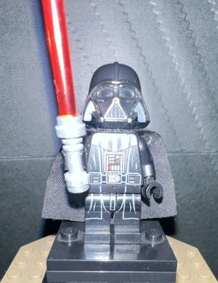 LEGO Star Wars Minifigur - Darth Vader (mit rotem Lichtschwert & Umhang)