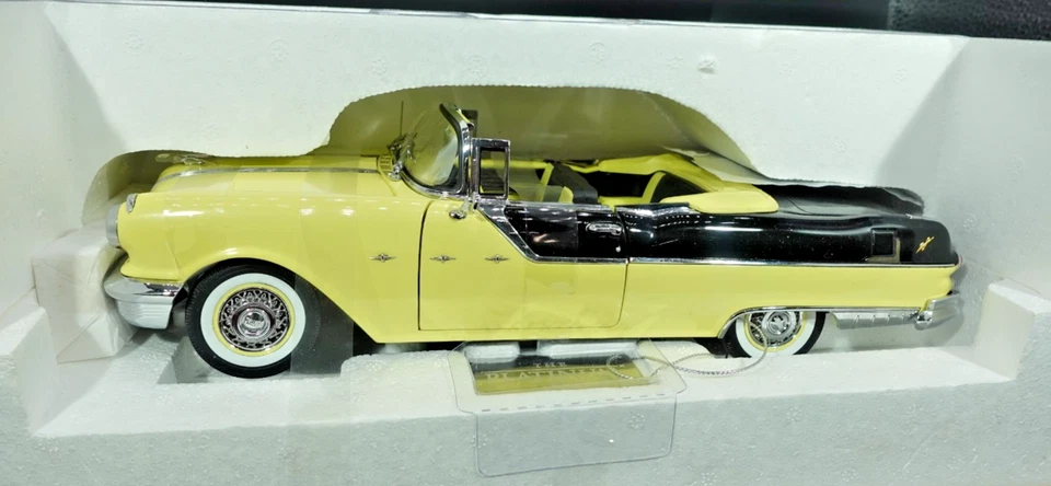 Sun Star Platinum 1955 Pontiac Star Chief conversível amarelo/preto 1/18 - Imagem 4 de 4