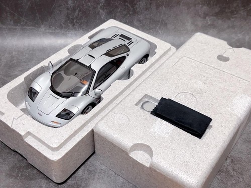 AUTOart 1/18 SIGNATURE McLAREN F1 Short Tail Road Car (Magnesium Silver) - Picture 2 of 6