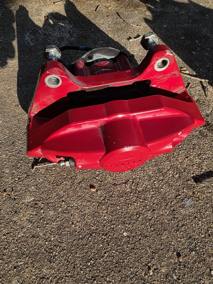 Pinzas de freno traseras Infiniti Q50, Q60, G37, 370Z 2014-2020 rojo Akebono con pernos Foto 4 de 4