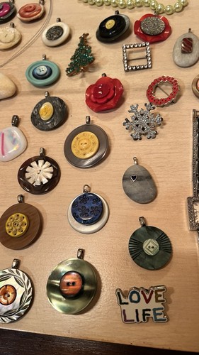Vintage Jewellery Job Lot Bundle Watches Brooches Pendants Necklaces Mixed Lot - Picture 3 of 20