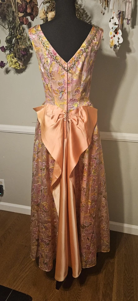 Vestido de baile rosa vintage años 60 con adornos como está Foto 4 de 4