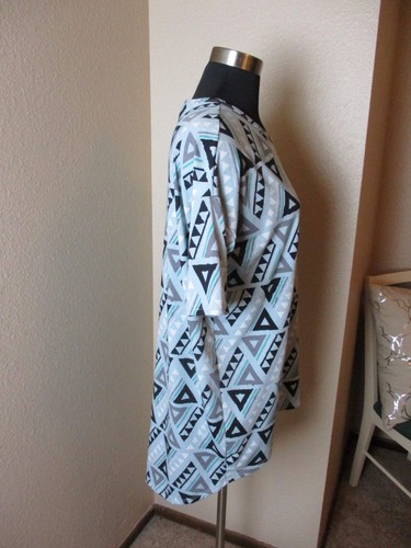 Lularoe Irma Top Blue Print Triangles Geometric Size XSmall XS - Picture 3 of 6