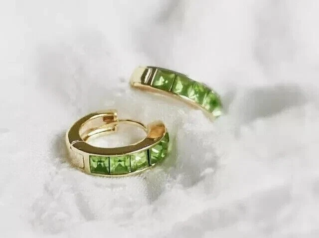 Pendientes tipo argolla de peridoto verde simulado de corte princesa de 2 quilates enchapados en oro amarillo de 14 quilates Foto 4 de 4