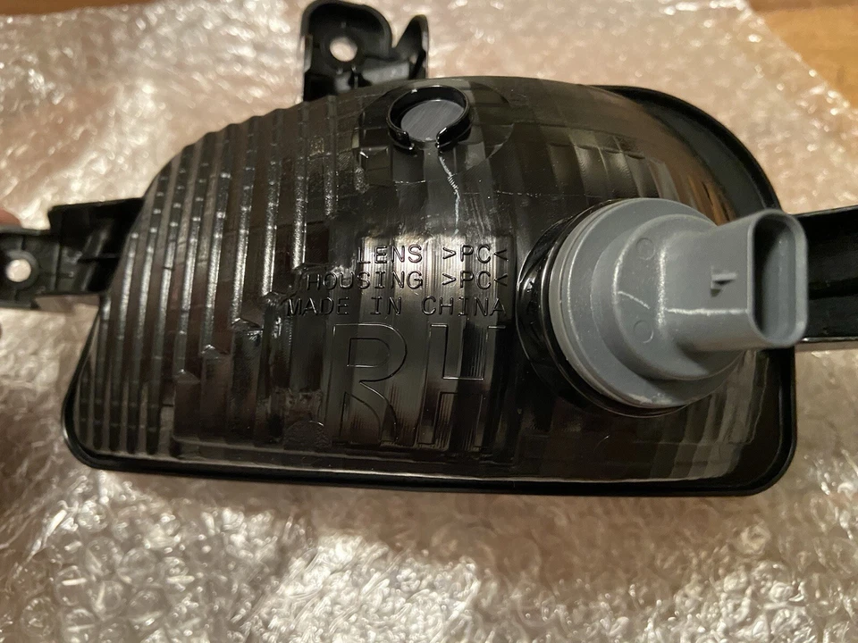 Lámpara de señal - GM (42716022) OEM GM lámpara delantera derecha 2020-2023 Buick Encore GX Foto 4 de 4