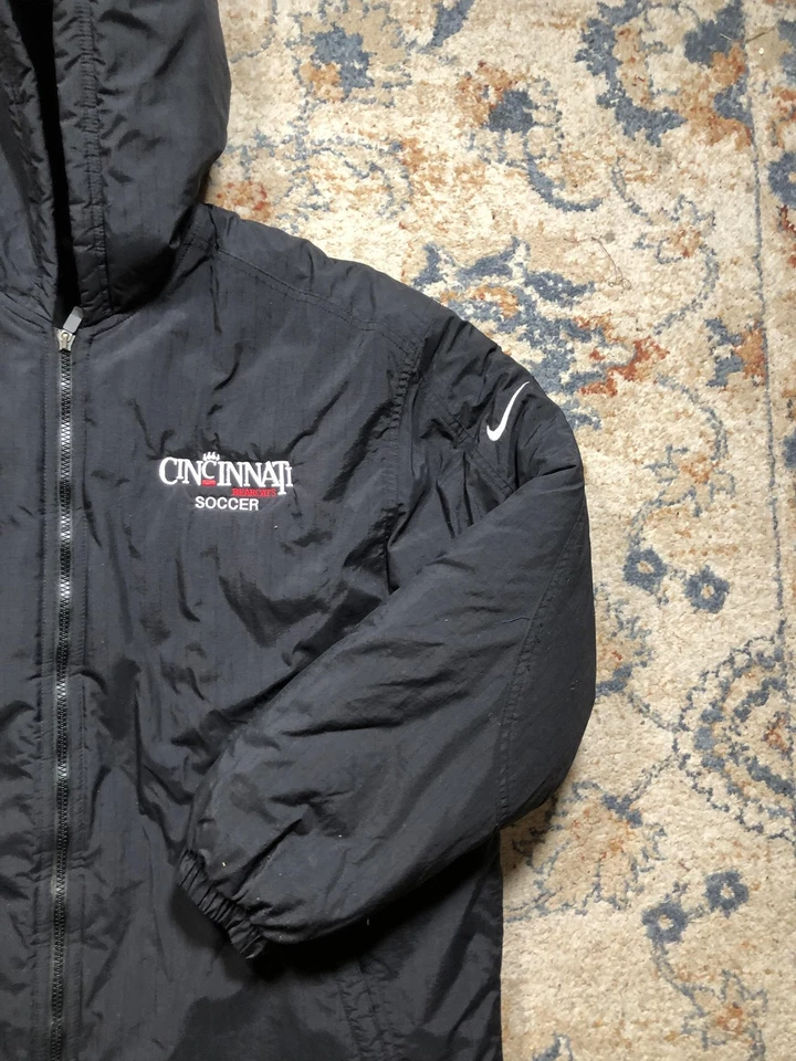 Cincinnati Bearcats Jacket Mens Medium Black NCAA Soccer Nike Hooded Puffer - Image 4 of 4
