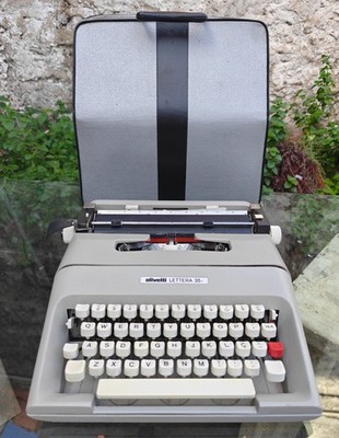 OLIVETTI LETTERA 35i. MID CENTURY BELLINI´S DESIGN. PICA 10 CPI. SPANISH LAYOUT