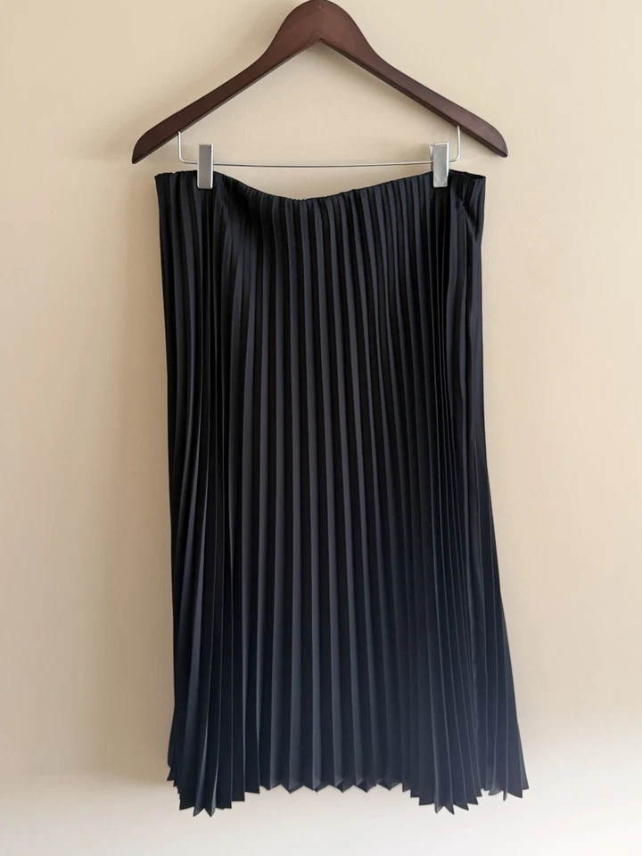 J.CREW Women's Black Pleated Pull On Midi Skirt Medium Excellent Condition - Image 3 of 4