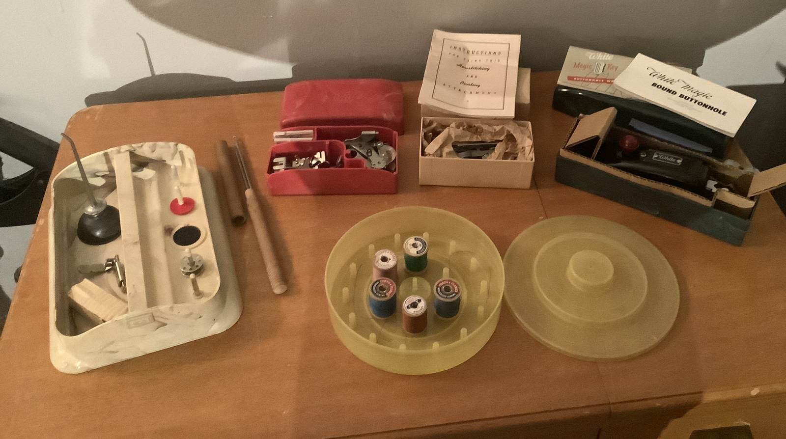 VINTAGE WHITE ROTARY ELECTRIC SEWING MACHINE Series 77 In 1777