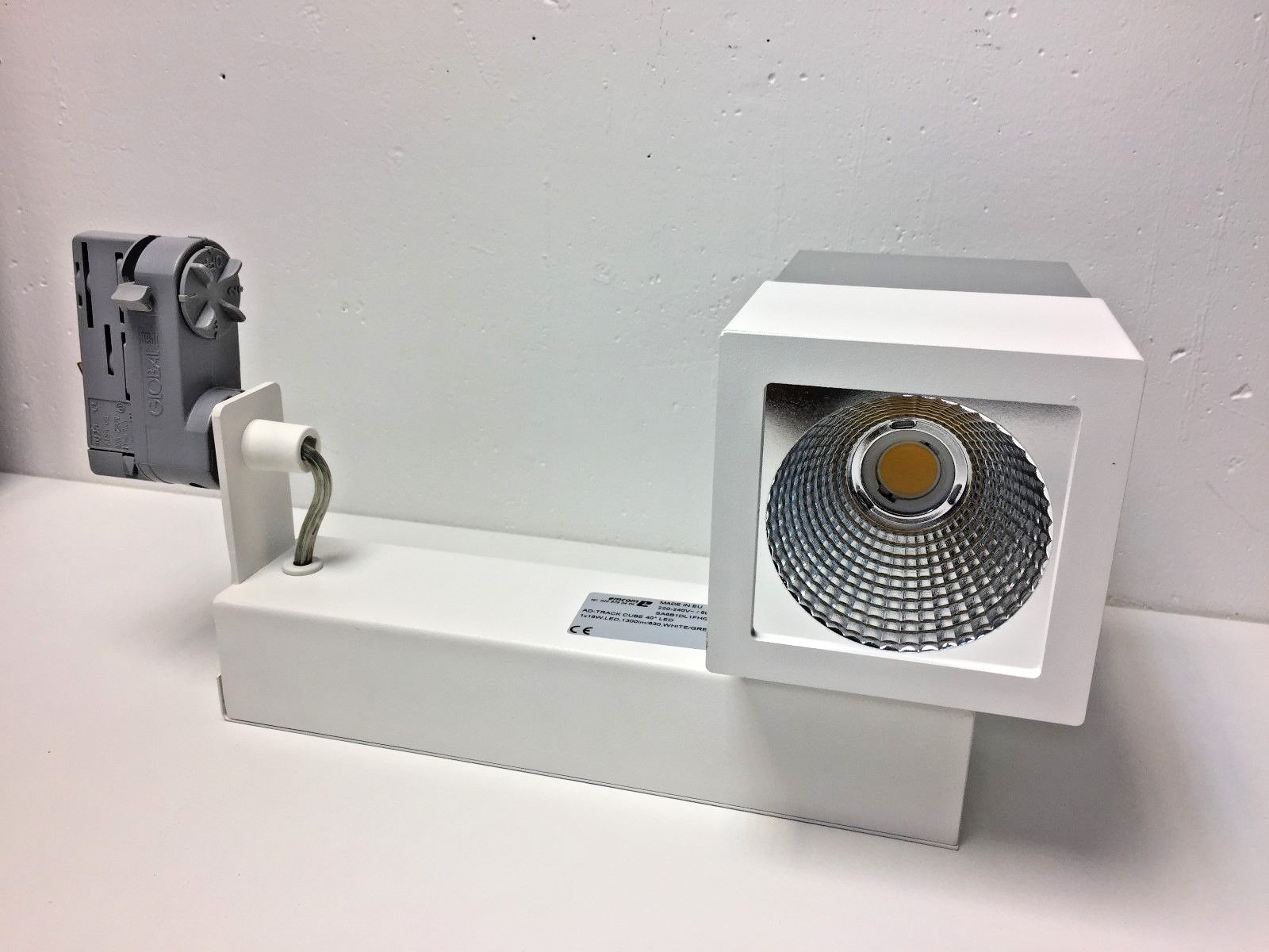Luminaire orientable LED pour éclairage de galerie et salon