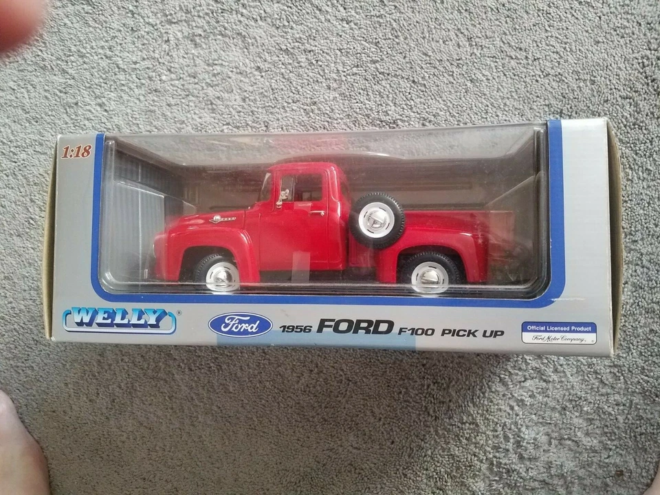 Welly collection 1:18 scale 1956 F-150 Ford Pickup  - Image 1 of 4