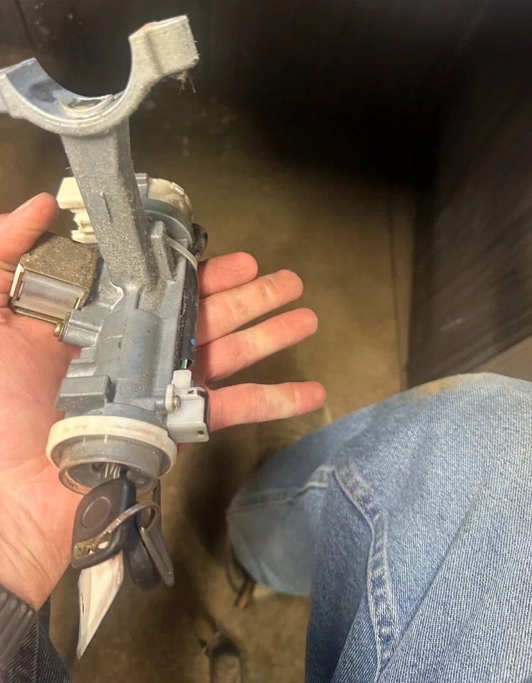 1996-2002 Toyota 4Runner Ignition Switch Cylinder Lock Key Used Foto 2 de 4