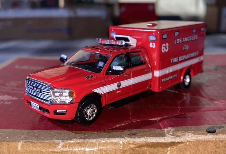 Kitbash 1/64 Ram 5500 Los Angele City Fire Department Rescue Paramedic Ambulance - Image 4 of 4