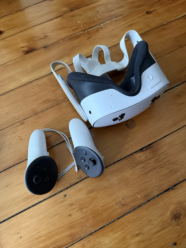 Occulus Meta Quest 3S Virtual Reality Headset with Strap and Controllers 128GB - Image 2 of 4
