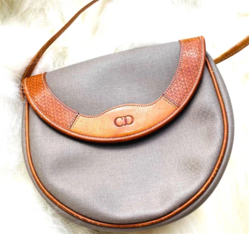 Sac bandoulière Christian Dior forme ronde gris camel Taille : L7,9xH7,5xP2" Vintage