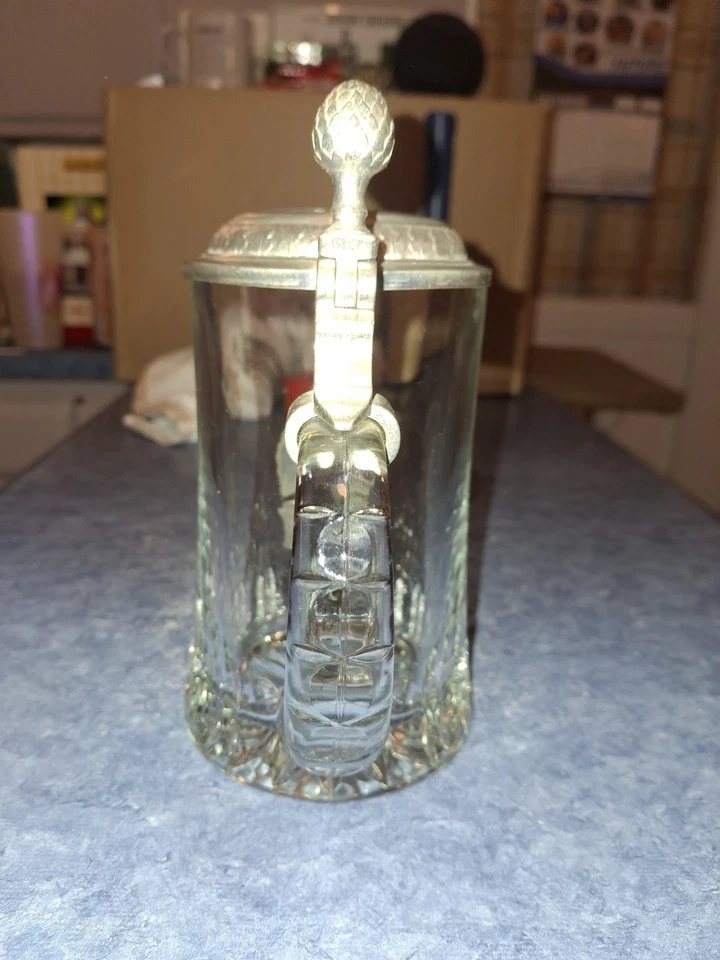 Jarra de cerveza de vidrio vintage EIN ZINN Alemania Occidental Stein tapa de peltre ornamentado 7"h Foto 3 de 4