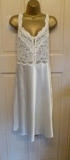 VINTAGE STIL HÜBSCHES CREMEFARBENES SCHLITZIGES KURZES NACHTHEMD AUS FLÜSSIGEM SATIN SPITZE 12 14