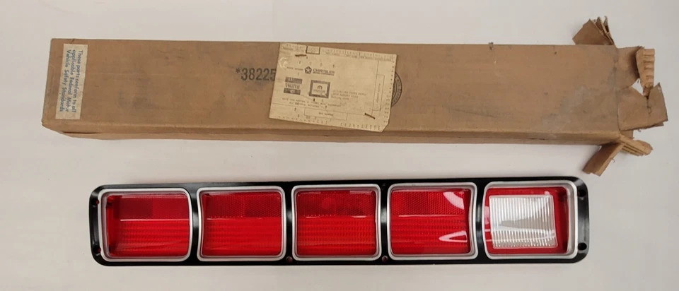 Luz trasera izquierda Plymouth Fury III 1972 lente 3621697 nuevo de lote original Foto 3 de 4