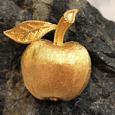 VTG 40  Crown Trifari Apple Pin Brooch Stem Leaf Fruit Scatter Brush GoldTone 1 
