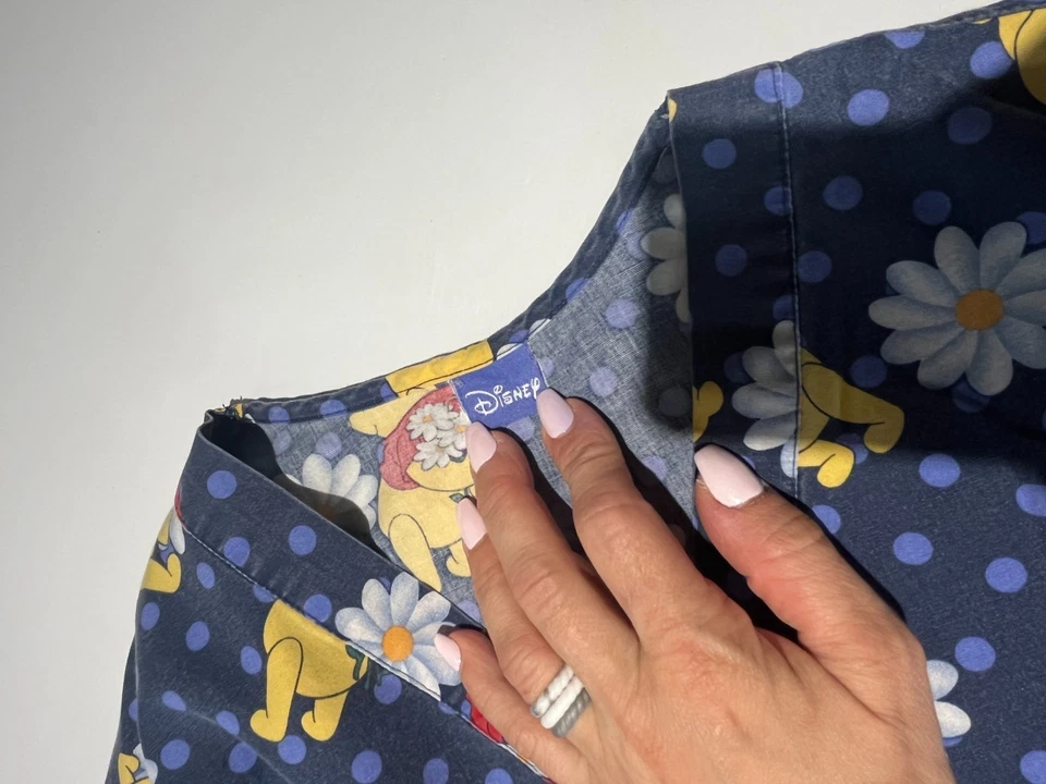 Blusa Médica Clásica Disney Winnie The Pooh Cuello en V Mujeres Talla XL-XXl Bolsillos Foto 4 de 4