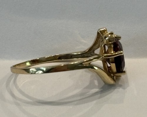 Anello in oro giallo 10 kt con granati e diamanti misura 1,65 g 6,25 - Foto 2 di 5