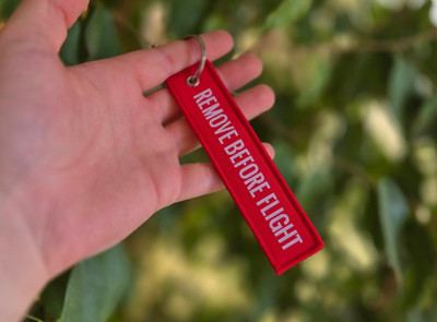 REMOVE BEFORE FLIGHT Schlüsselanhänger, rot, Optik-Tuning, NEU