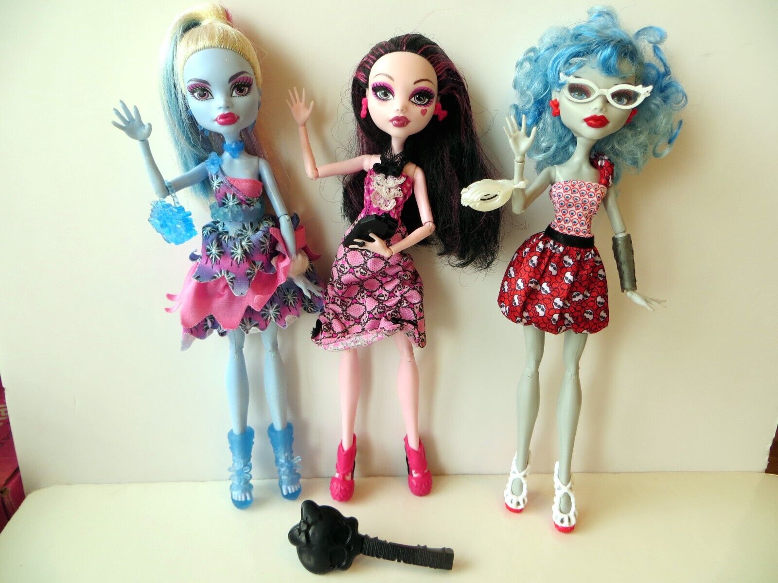 ❄️Ghoulia News❄️ on X: RAINHA DO GELO!!!!! Fotos oficiais da Abbey da nova  wave de básicos da terceira geração de Monster High.   / X