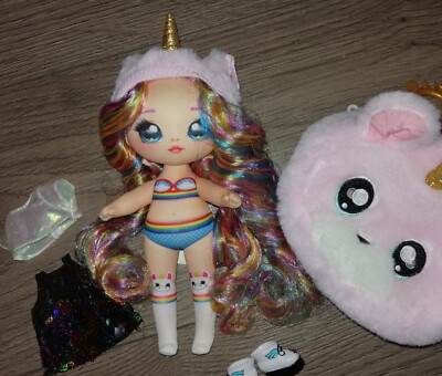 EINHORN Mädchen MGA Entertainment Na Na Na Pom Doll Stoffpuppe +Kleidung &Tasche