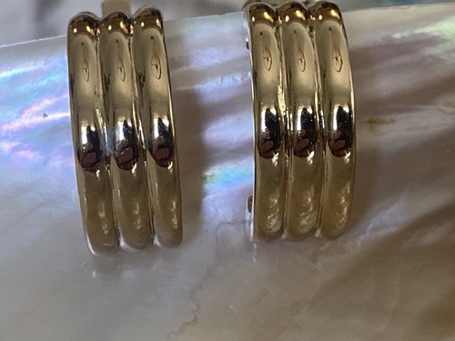 1980s Unsigned Designer Quality Gold Tone Textured Half Hoop Clip Earrings EUC - Picture 20 of 24