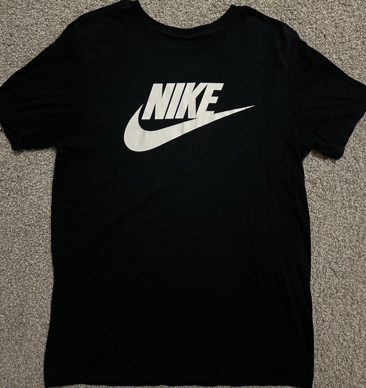 The Nike Tee Adult Medium Black Short Sleeve Crewneck T-shirt Swoosh Logo
