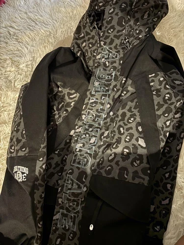 A BATHING APE (BAPE) Giacca snowboard BAPE nera A Bathing Ape taglia S stampa leopardata