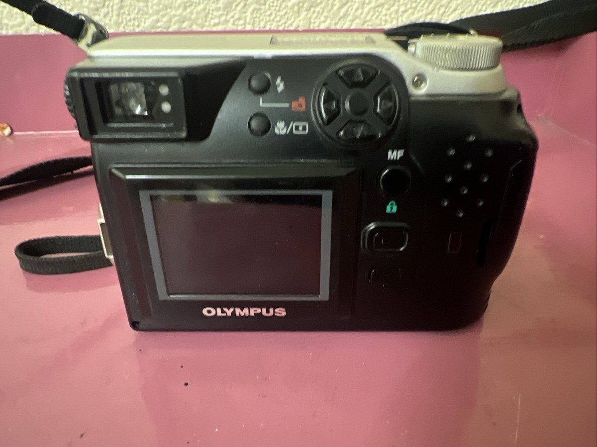 Olympus Camedia C-2020 Zoom Compact Digital Camera Silver