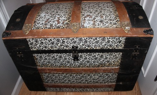 ANTIQUE VICTORIAN BLACK & WHITE FLORAL EMBOSSED TIN CAMELBACK TRUNK 22 X 30 X 17 - Picture 9 of 15