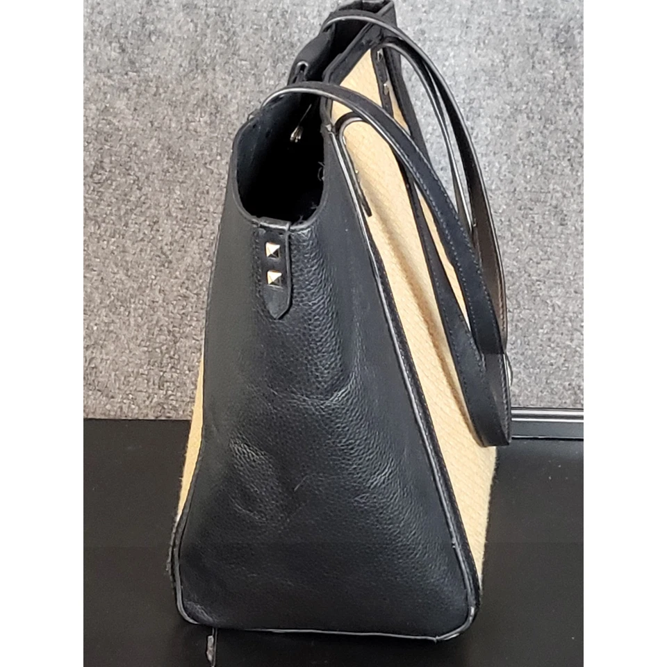 Bolsa tote Michael Kors Karlie preta de couro e tecido de palha bolsa de grife - Imagem 2 de 4