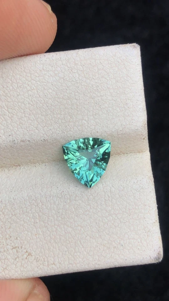 Piedra preciosa suelta turmalina color paraiba natural de 1,17 quilates de Afganistán Foto 2 de 4