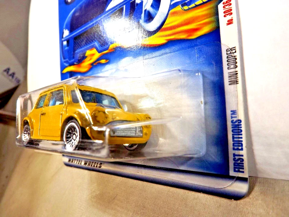 2000 Hot Wheels #90 First Edition 30/36 MINI COOPER Yellow w/Chrome Lace Spokes - Image 4 of 4