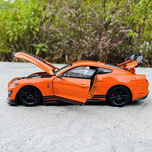 Modellino auto Ford Mustang Shelby GT500 1:24 con caratteristiche esclusive - Foto 3 di 6