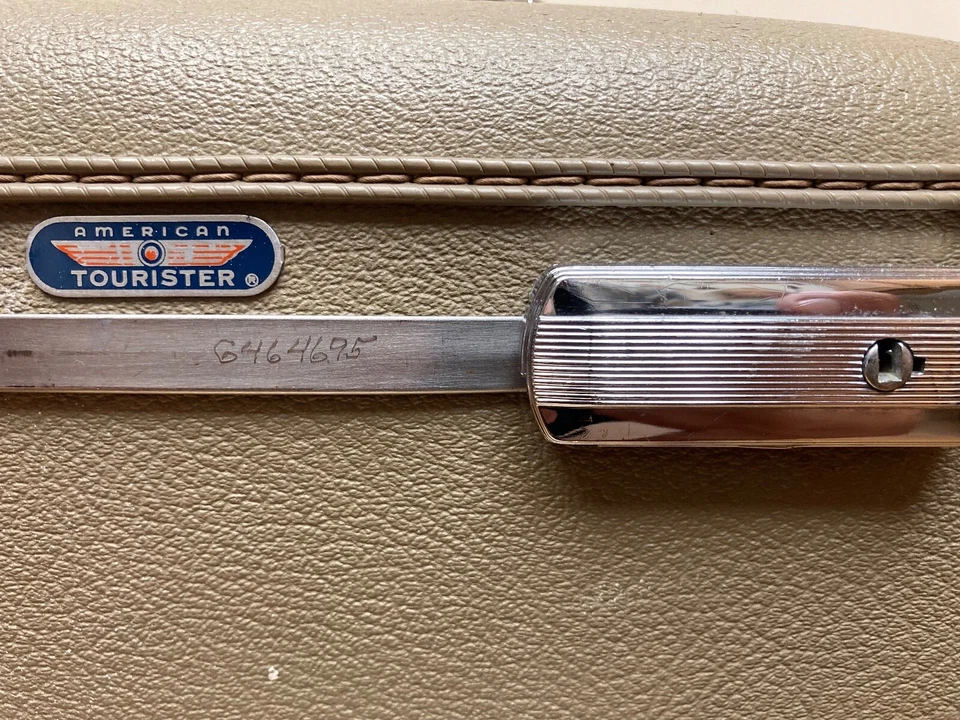 1960's American Tourister Tiara Beige Train Case Carry On With Mirror - Image 2 of 4