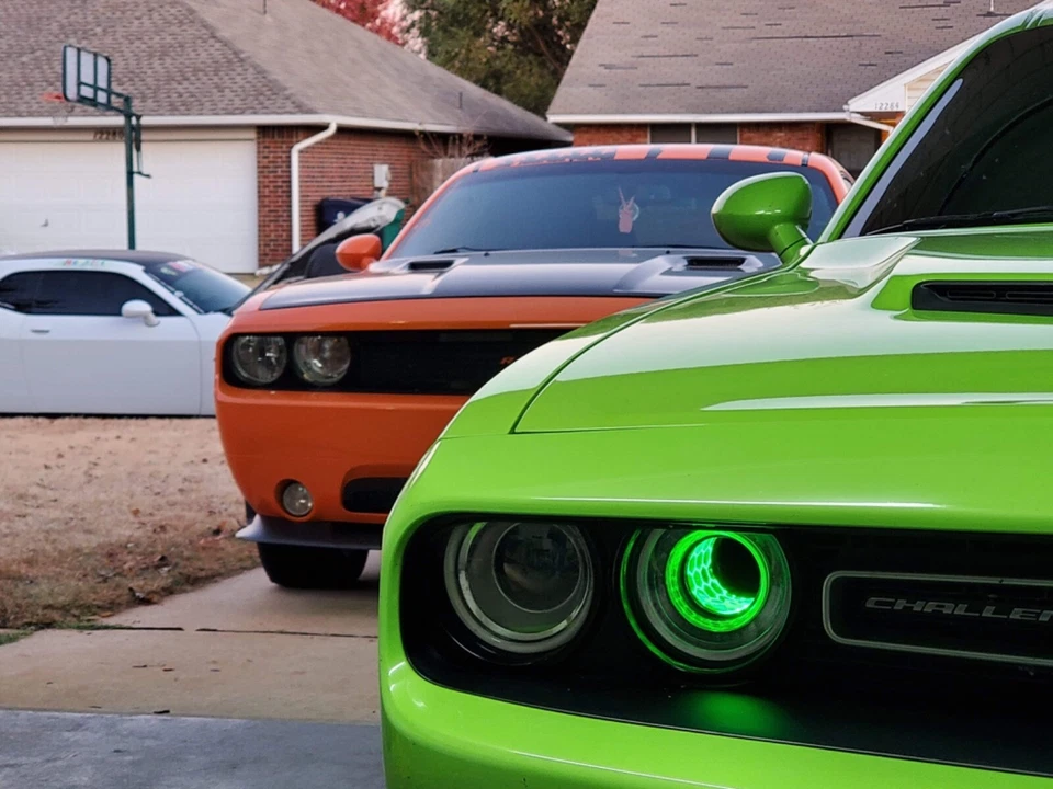 Tubo de admisión LED RGBW Dodge Challenger (2015+ Hellcat, SRT, R/T, Scat Pack, SXT) Foto 3 de 4
