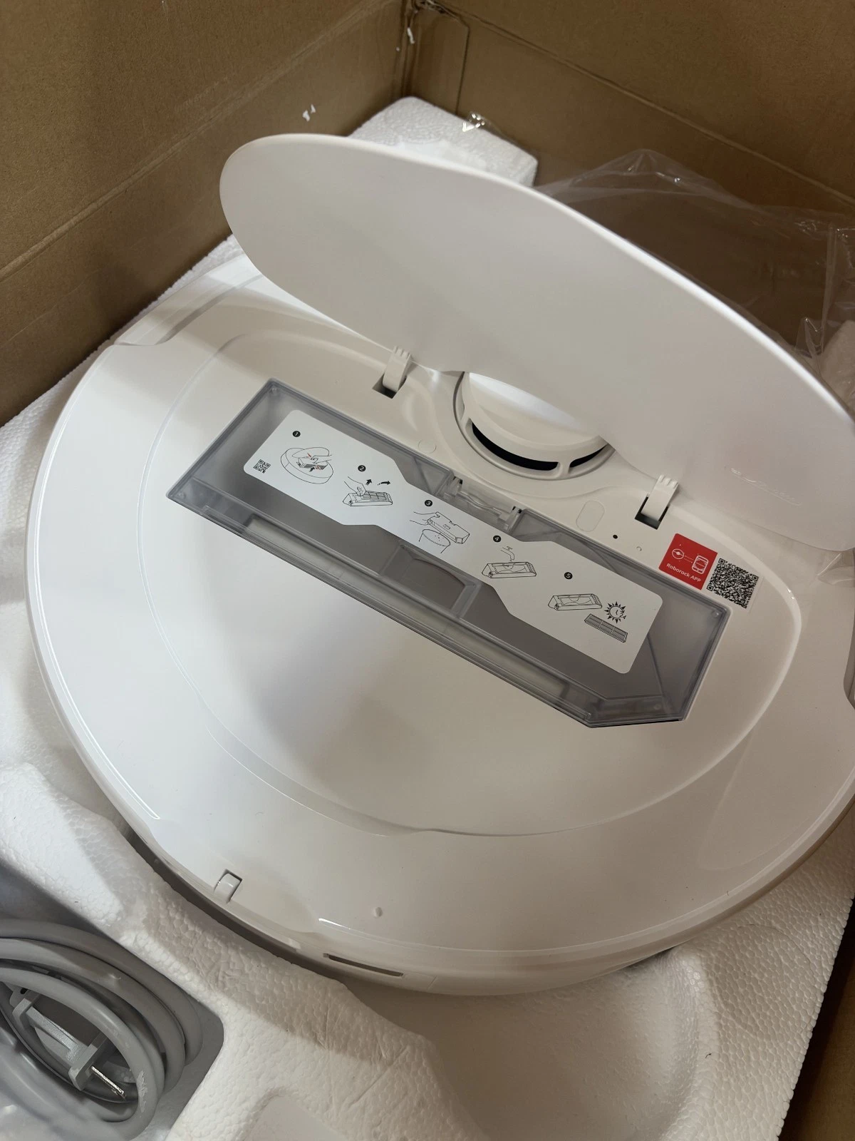 WAREHOUSE SALE – Roborock Q Revo Robot Vacuum & Mop (White) – Open Box image 7