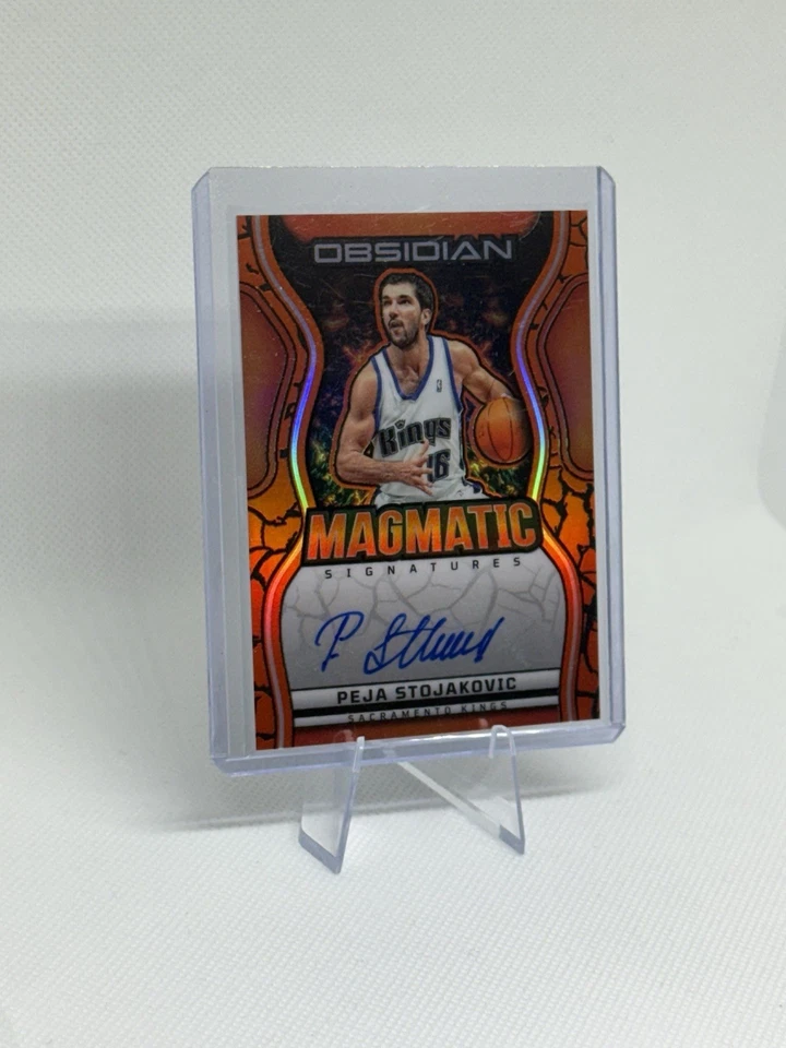 2024-25 Panini Obsidian Peja Stojakovic Magmatic Auto/99 #MS-PJA Foto 2 de 4