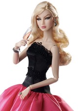 NRFB FASHION ROYALTY GARDENIA AGNES VON WEISS W CLUB DOLL Pre sale 🖤🩷✨